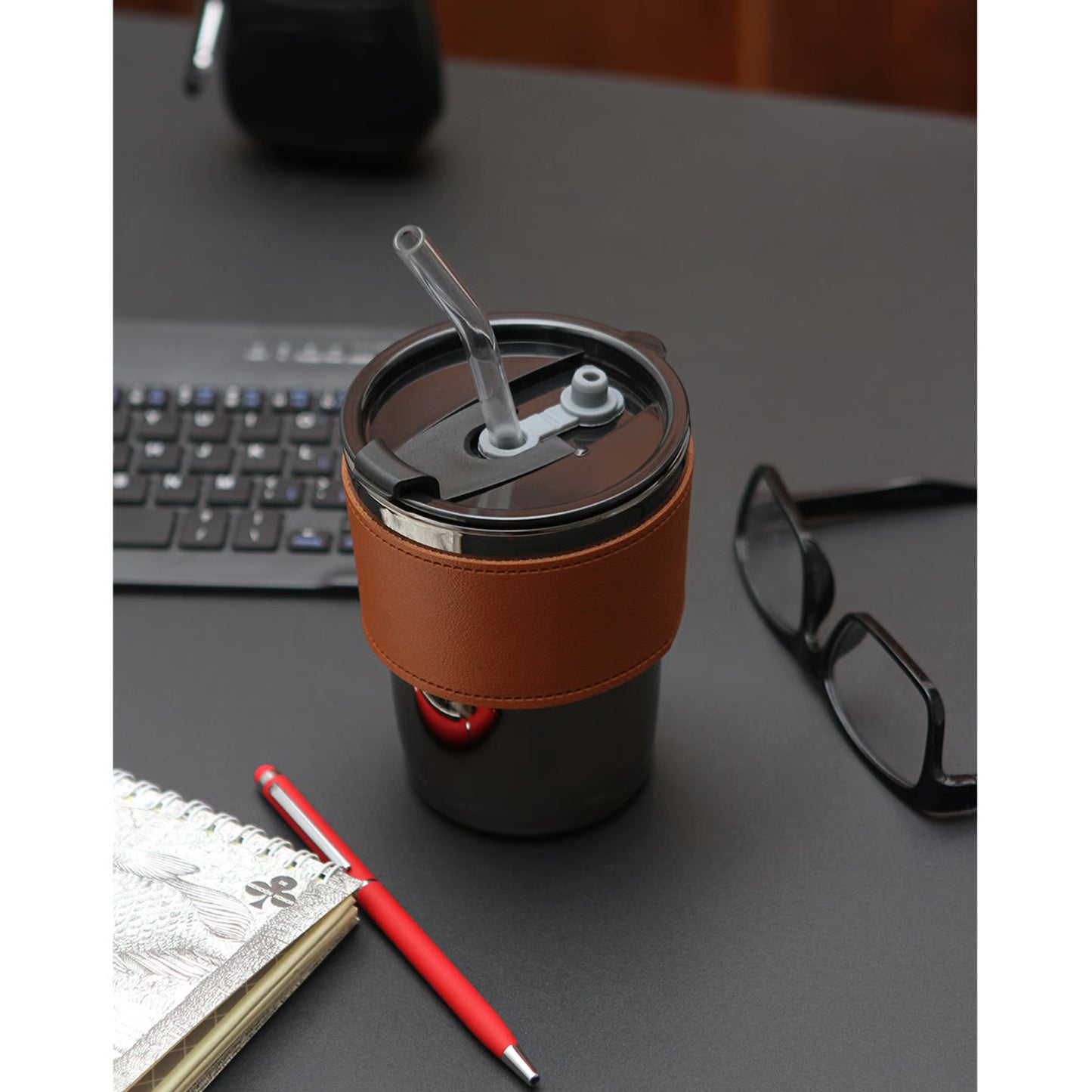 Vaso de vidrio con popote
